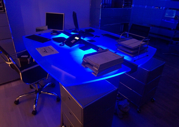 Beleuchteter Schreibtisch